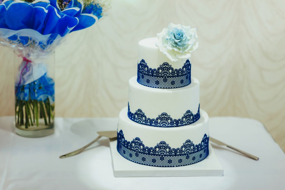 Moderní modrý dort - královsky modrý, jemný modrý