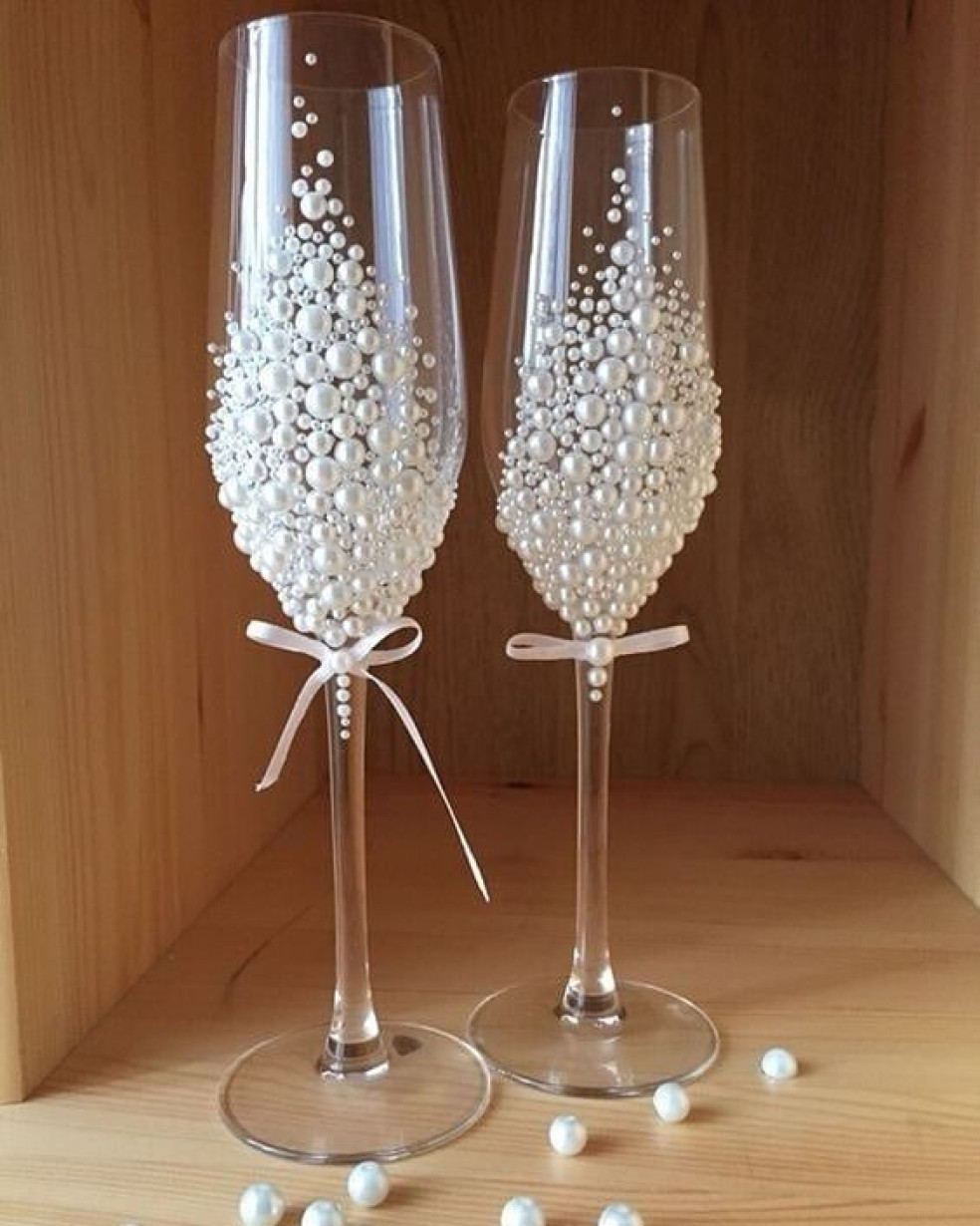 svatební sklenice na přípitek zdobené perličkami