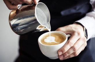 Skutečně nám káva s mlékem škodí? Proč se vzdát tohoto povzbuzovače?