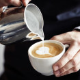 Skutečně nám káva s mlékem škodí? Proč se vzdát tohoto povzbuzovače?