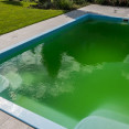 Trápí vás zakalená a zelená voda v bazénu? S touto přísadou, kterou máte doma, se jí zbavíte!