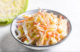 Oblíbený coleslaw salát ve zdravější verzi – fit a stále chutný