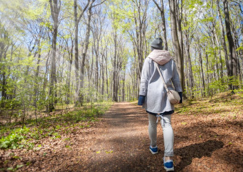 Meditace v pohybu: Zjistěte, co nabízí meditační chůze!