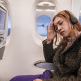 Jet lag – proč vzniká a jak ho při dlouhých letech zvládnout?