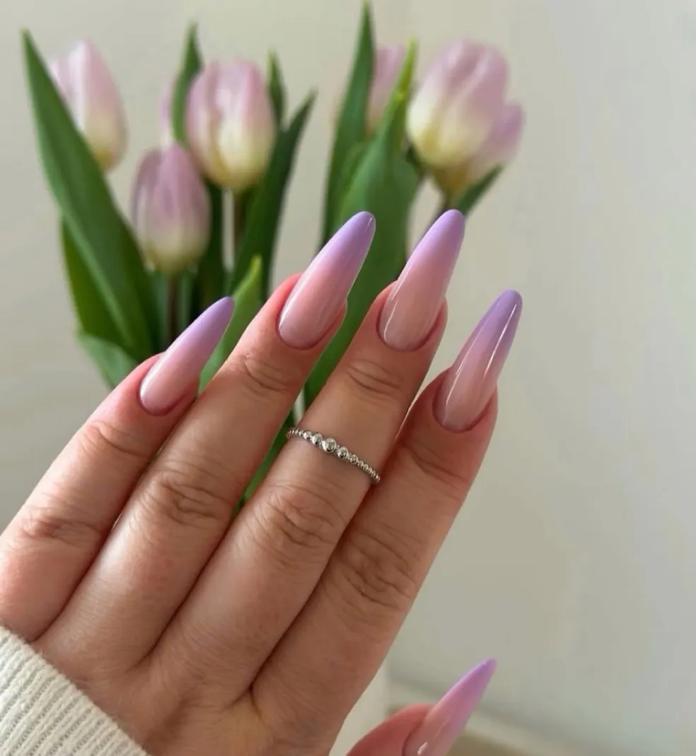 ombré fialové gelové nehty