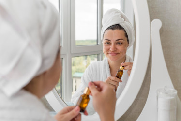 Co jsou hydroláty a proč si zaslouží místo v naší kosmetické rutině?