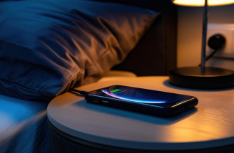 Nabíjíte si telefon v noci? Zjistěte, proč to může škodit baterii i vašemu bezpečí!