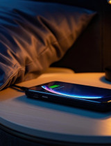 Nabíjíte si telefon v noci? Zjistěte, proč to může škodit baterii i vašemu bezpečí!