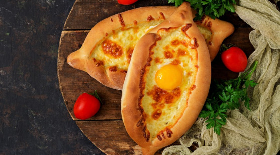 Recept na chačapuri: Nauč se připravit sýrovou loďku z Gruzie krok za krokem