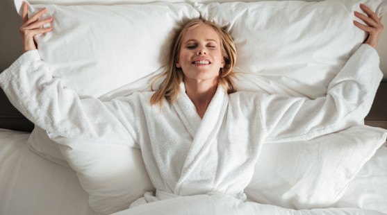 Hotelový spánek: Proč se nám v hotelu spí lépe než doma?