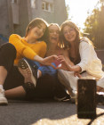 Kto je generácia Z (Gen Z)? Generácia, ktorá chce žiť inak – a nebojí sa to povedať