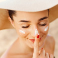 Jak správně nanášet SPF během dne, aniž byste narušili make-up? Top triky!
