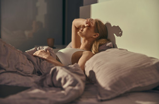 Jak se v létě dobře vyspat: 7 tipů pro klidné noci i během veder