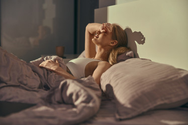 Jak se v létě dobře vyspat: 7 tipů pro klidné noci i během veder