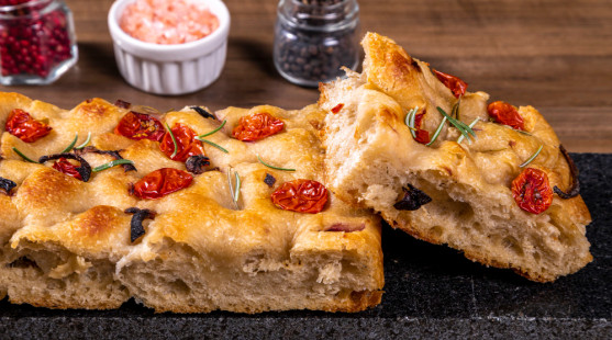 Focaccia – ani chleba, ani pizza. Přinášíme recept na legendární italskou pochoutku