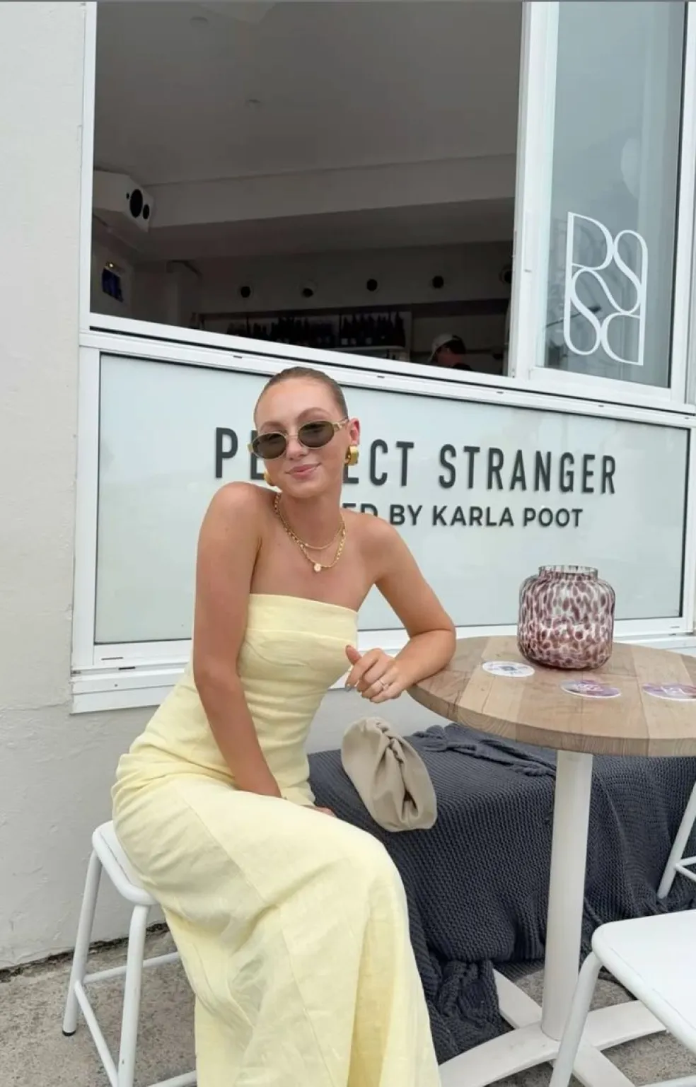 jaké doplňky k šatům bez ramínek