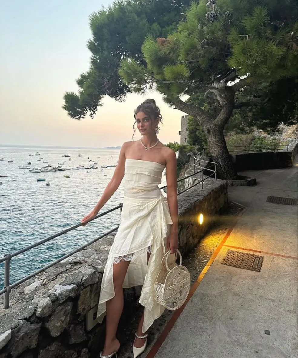 šaty bez ramínek midi