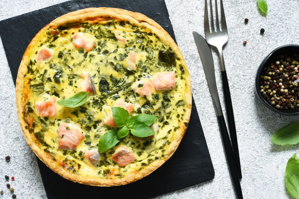 Lososový quiche s koprem a špenátem