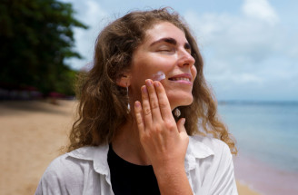 Které kosmetické přípravky mohou mít špatnou reakci na slunci? Na toto pozor!