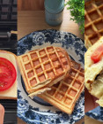 Vajíčkový vafľový toast? To je skvelá raňajková kombinácia slanej vafle, toastu a chleba vo vajci!