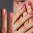 Rose water nails jako žhavý trend konce léta 2025! Tento odstín manikúry si zamiluješ