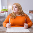 Jak spolu souvisejí poruchy příjmu potravy a obezita? Mnohem víc, než si myslíš!