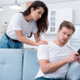 Když malá tajemství znamenají velký problém: Co je micro cheating?