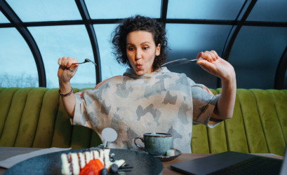 Co nejíst před letem letadlem? Tyto běžné potraviny vás možná překvapí