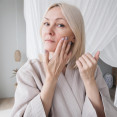 Pleť může ztrácet pružnost už v období premenopauzy. Proč k tomu dochází?