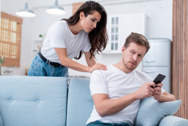 Když malá tajemství znamenají velký problém: Co je micro cheating?