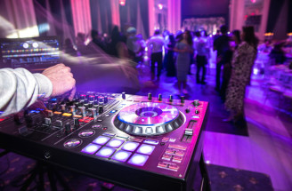 Svatba bez DJ – dobrý způsob, jak ušetřit peníze, nebo velké riziko?