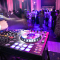 Svatba bez DJ – dobrý způsob, jak ušetřit peníze, nebo velké riziko?
