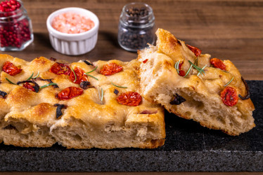 Focaccia – ani chleba, ani pizza. Přinášíme recept na legendární italskou pochoutku