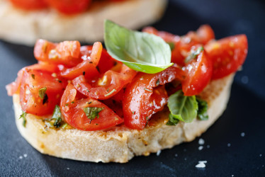 Rajčatová bruschetta jako v Itálii: Tipy na přípravu i moderní verze