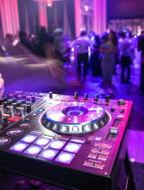 Svatba bez DJ – dobrý způsob, jak ušetřit peníze, nebo velké riziko?