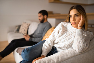 Keď je partner skôr ako ďalšie dieťa: Ako zvládnuť nerovnováhu vo vzťahu?