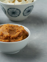 Miso pasta: Tradiční japonská přísada, kterou se vyplatí mít v kuchyni (+vegan recepty)