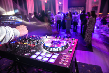 Svatba bez DJ – dobrý způsob, jak ušetřit peníze, nebo velké riziko?