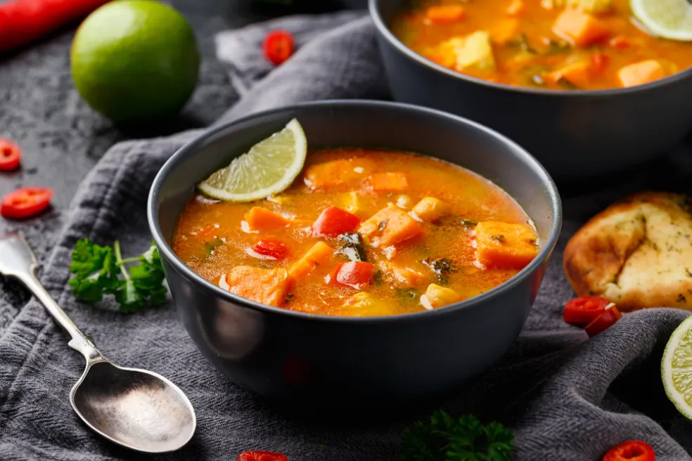 Thajská kokosová polévka s tofu a zeleninou