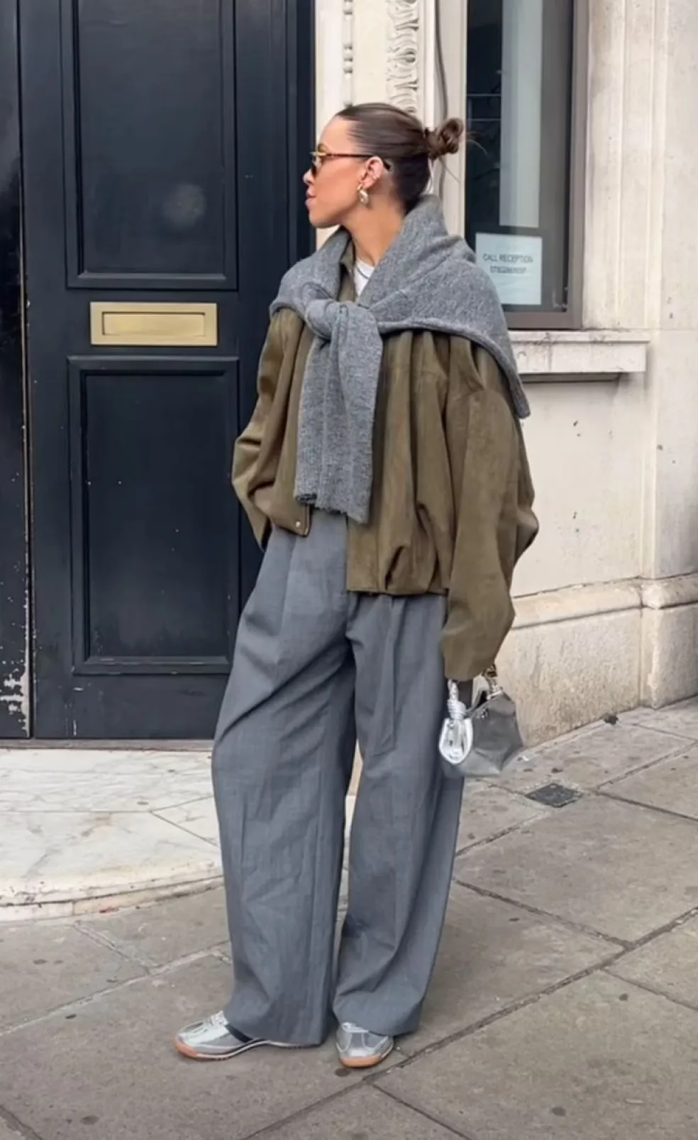 neutrální barvy outfitu