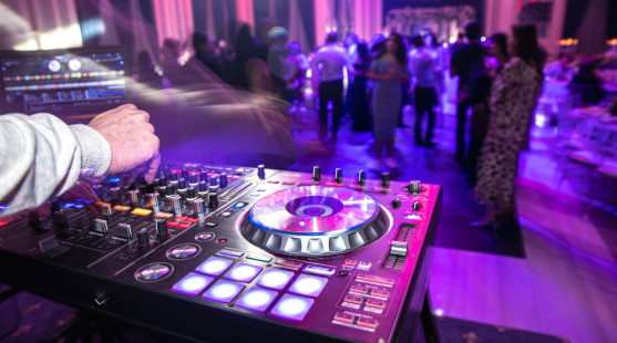 Svatba bez DJ – dobrý způsob, jak ušetřit peníze, nebo velké riziko?