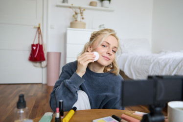 Je opravdu nutné si čistit pleť, i když se nelíčíme? Tady je pravda!