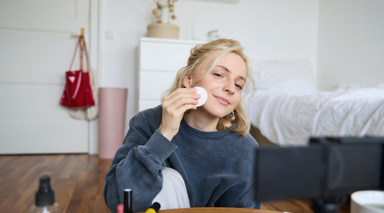 Je opravdu nutné si čistit pleť, i když se nelíčíme? Tady je pravda!