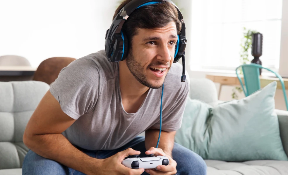 Digitální hrací pole Plinko Casino se symbolickým pádem kuličky a sportovním motivem