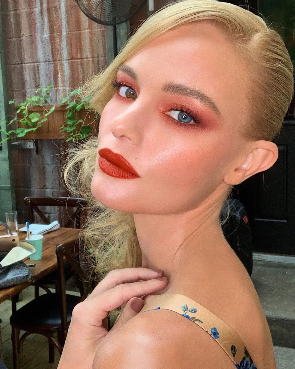 červené oční stíny