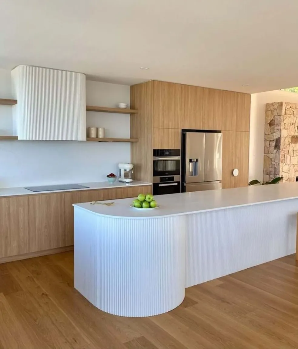 bílá kuchyně minimalistická