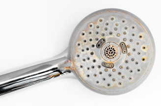 Jak vyčistit sprchovou hlavici od vodního kamene – rychle, jednoduše a bez poškození
