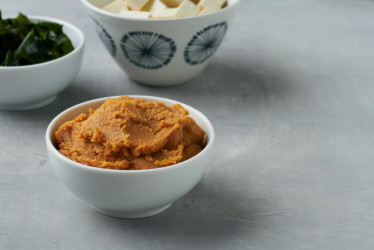 Miso pasta: Tradiční japonská přísada, kterou se vyplatí mít v kuchyni (+vegan recepty)