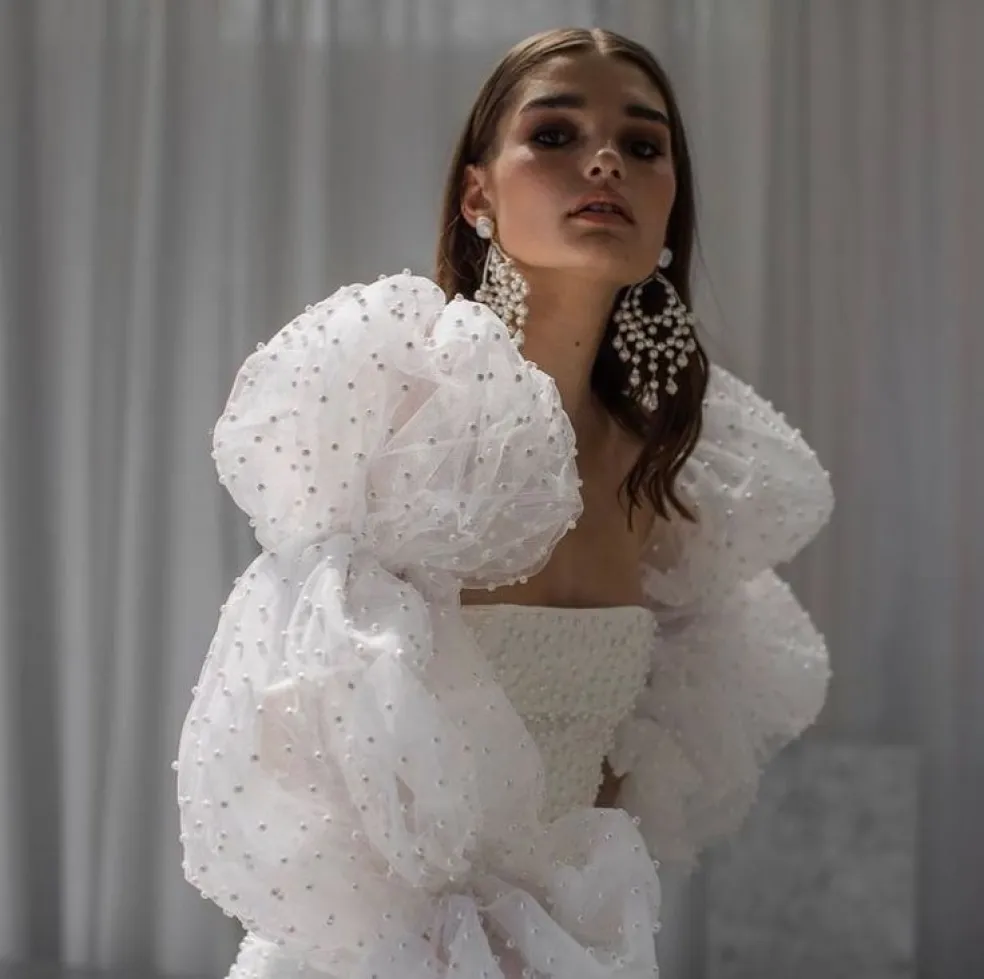 svatební šaty s perlami