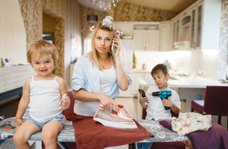 Neviditelná práce v domácnosti: Proč ženy stále nesou větší část břemene?